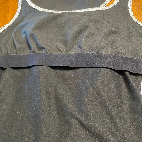 Shanghai red activewear tank. With built-in bra   Size medium. - Picture 7 of 12